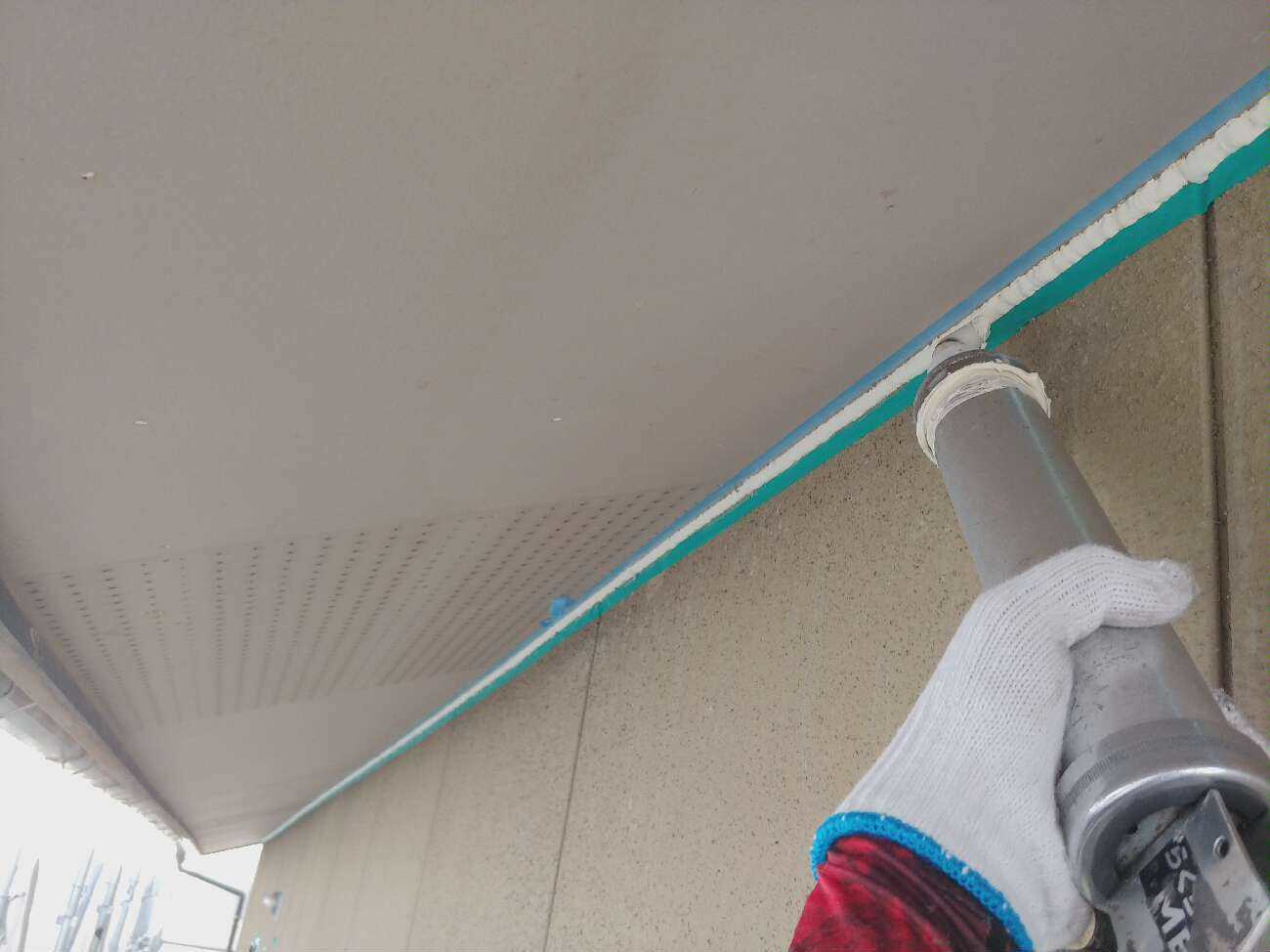 コーキングガンでシーリング材を充填